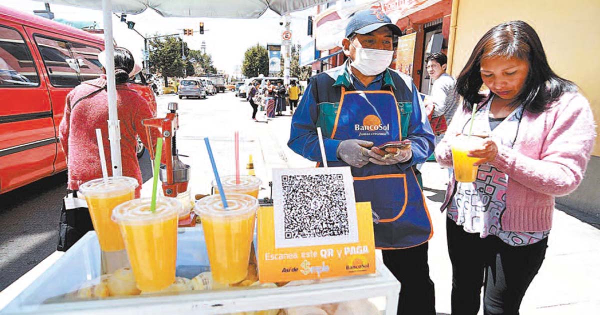 Un vendedor de refresco ofrece el pago del QR para su producto.