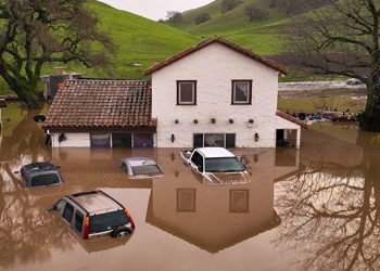 Una residencia inundada en California por las fuertes lluvias. Foto: La Opinión.