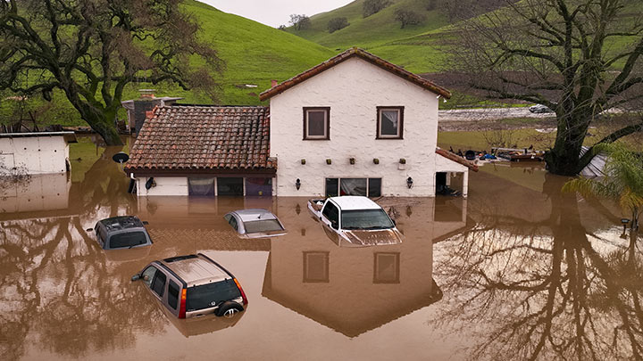 Una residencia inundada en California por las fuertes lluvias. Foto: La Opinión.