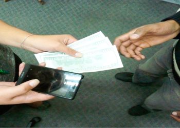 COMERCIO. Una imagen referencial de una transacción de dólares.