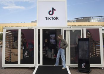 Un expositor de Tik Tok instalado en la última Feria del Libro de Fráncfort, el 19 de octubre de 2022 en la ciudad alemana. Foto: AFP.