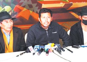El dirigente de la CSUTCB, Humberto Claros (centro), hace la convocatoria de unidad al ‘Pacto’.