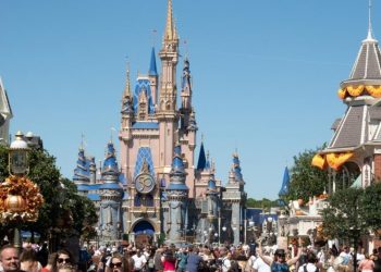 El Castillo de Cenicienta recién pintado en Magic Kingdom en Walt Disney World se ve con el escudo para celebrar el 50 aniversario del parque temático. Foto: AFP.