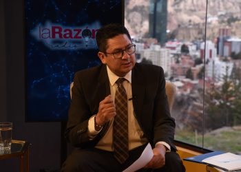 Larry Fernández, gerente de UNIVida, habla sobre los cinco distractores al conducir un vehículo. Foto: Oswaldo Aguirre