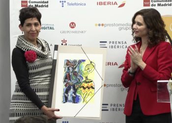 La directora de La Razón, Claudia Benavente recibe el galardón. Foto: VI Congreso Internacional de Editores de Medios Europa - América Latina.