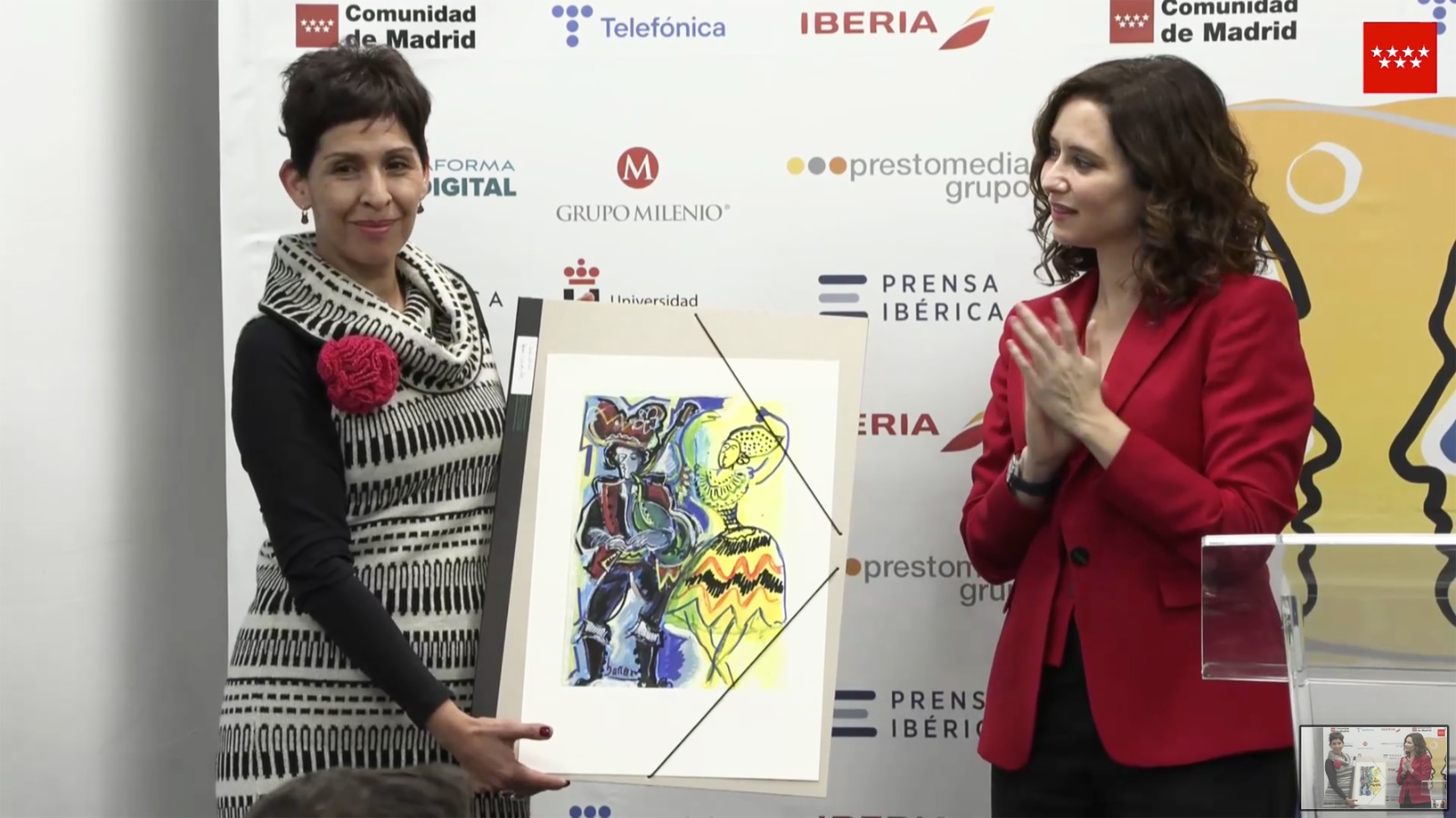 La directora de La Razón, Claudia Benavente recibe el galardón. Foto: VI Congreso Internacional de Editores de Medios Europa - América Latina.