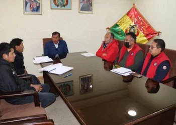 Reunión entre autoridades del Sedes y de la Dirección Departamental de Educación. FOTO: Sedes Oruro