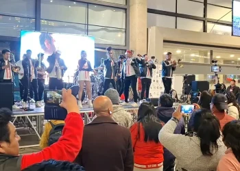 La agrupación de música cumbia inauguró el espacio artístico en la Terminal Metropolitana. FOTO: GAMEA