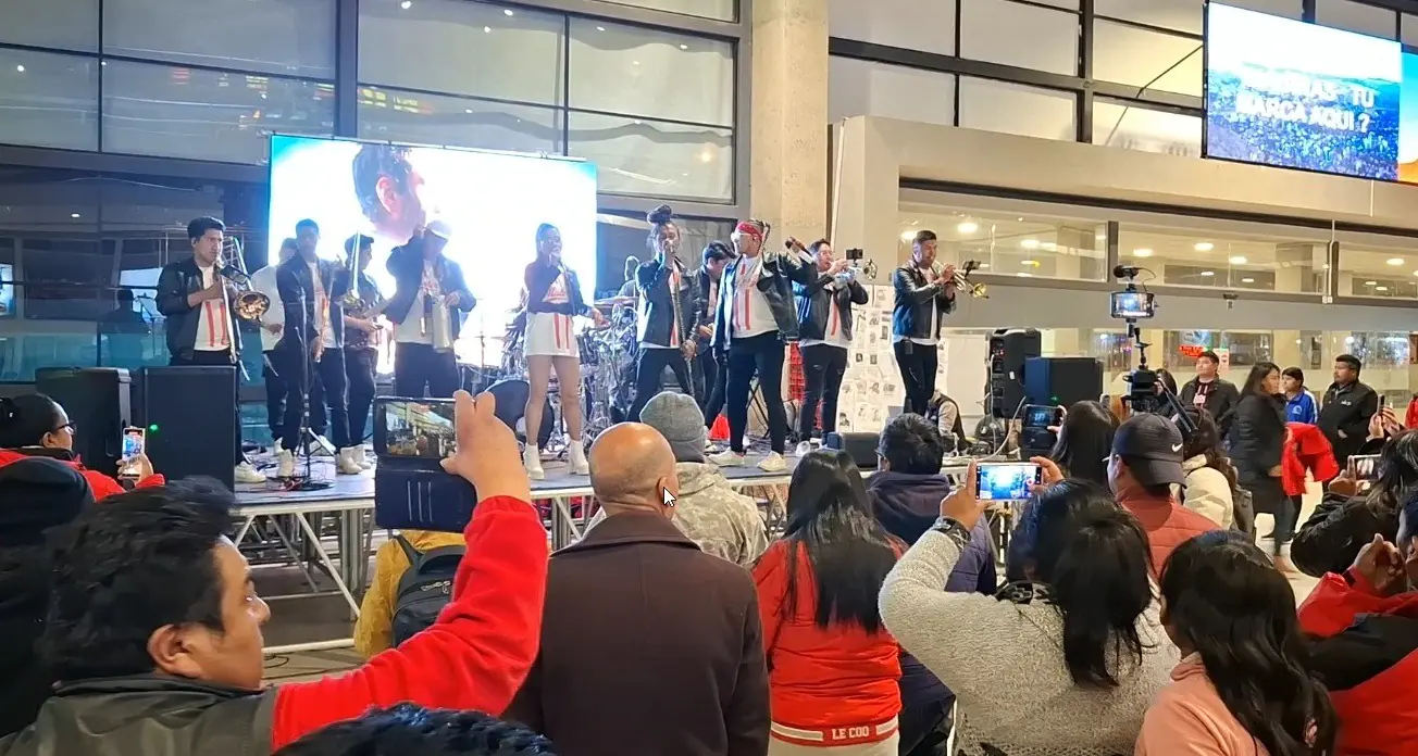La agrupación de música cumbia inauguró el espacio artístico en la Terminal Metropolitana. FOTO: GAMEA