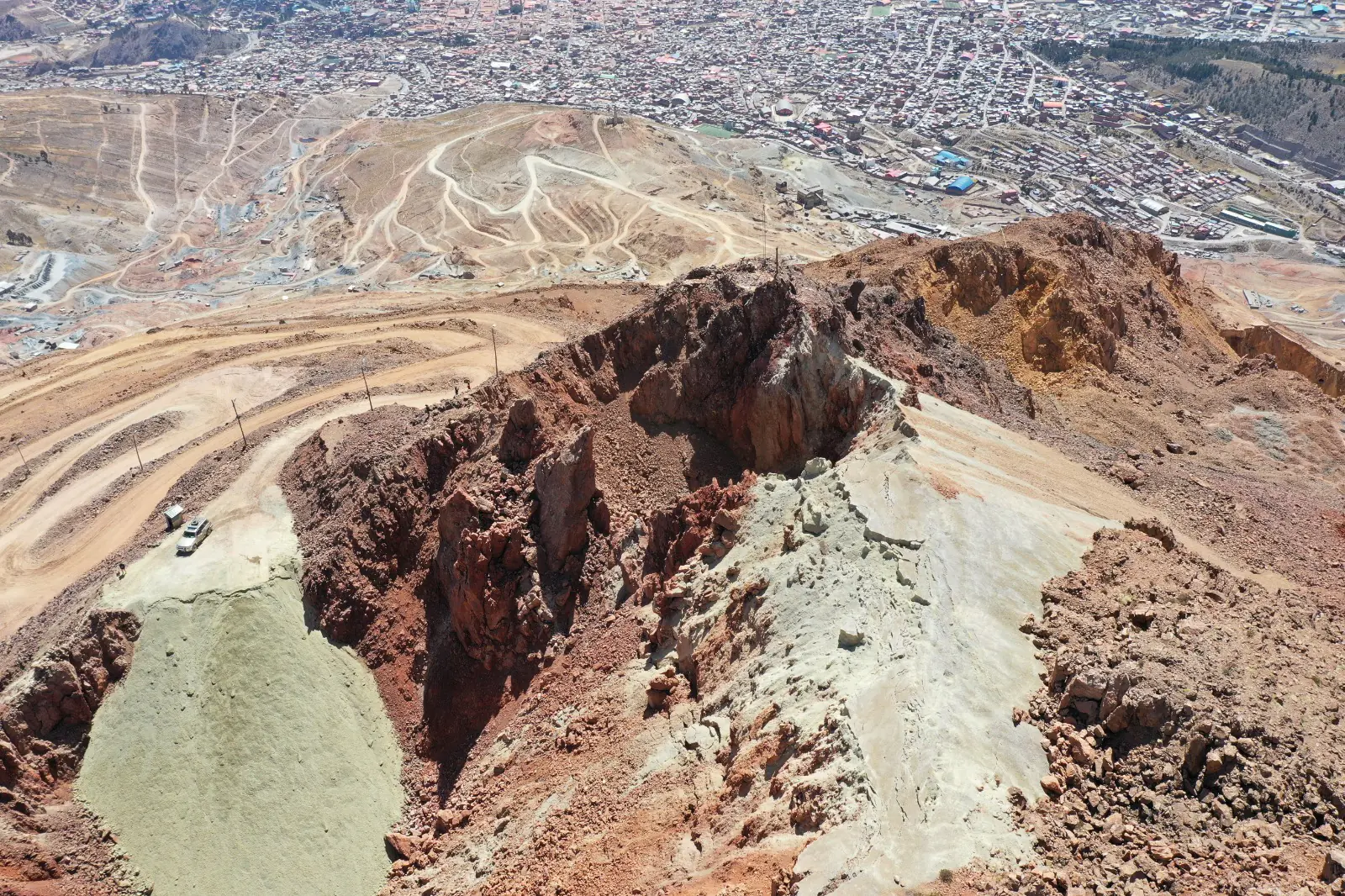 Imágenes de la cima del Cerro Rico de Potosí. FOTO: Azucena Fuertes