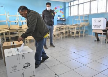 Un hombre emite su voto durante las elecciones locales, en Quito, el 5 de febrero de 2023. Foto: AFP.