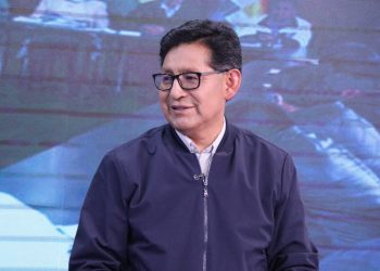 El ministro de Educación, Édgar Pary, informa sobre la malla curricular y el conflicto con el Magisterio de Maestros Urbanos. Foto: Ministerio de Educación