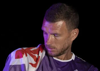 Džeko, de 39 años, regresa a la Serie A con Fiorentina