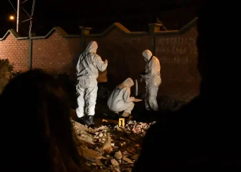 Personal del IDIF realiza el levantamiento del cadáver. FOTO: Fiscalía de Oruro