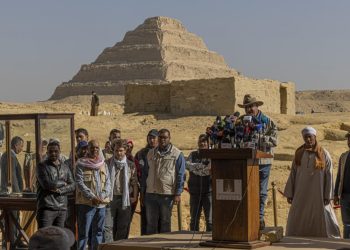 El mediático arqueólogo Zahi Hawass anuncia el descubrimiento de cuatro tumbas de faraones y de una momia en en Saqqara, cerca de El Cairo, el 26 de enero de 2023. Foto: AFP.
