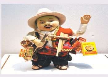 El Ekeko en su última fase; con su típico k’epi en la fiesta de la Alasita del 24 de enero.