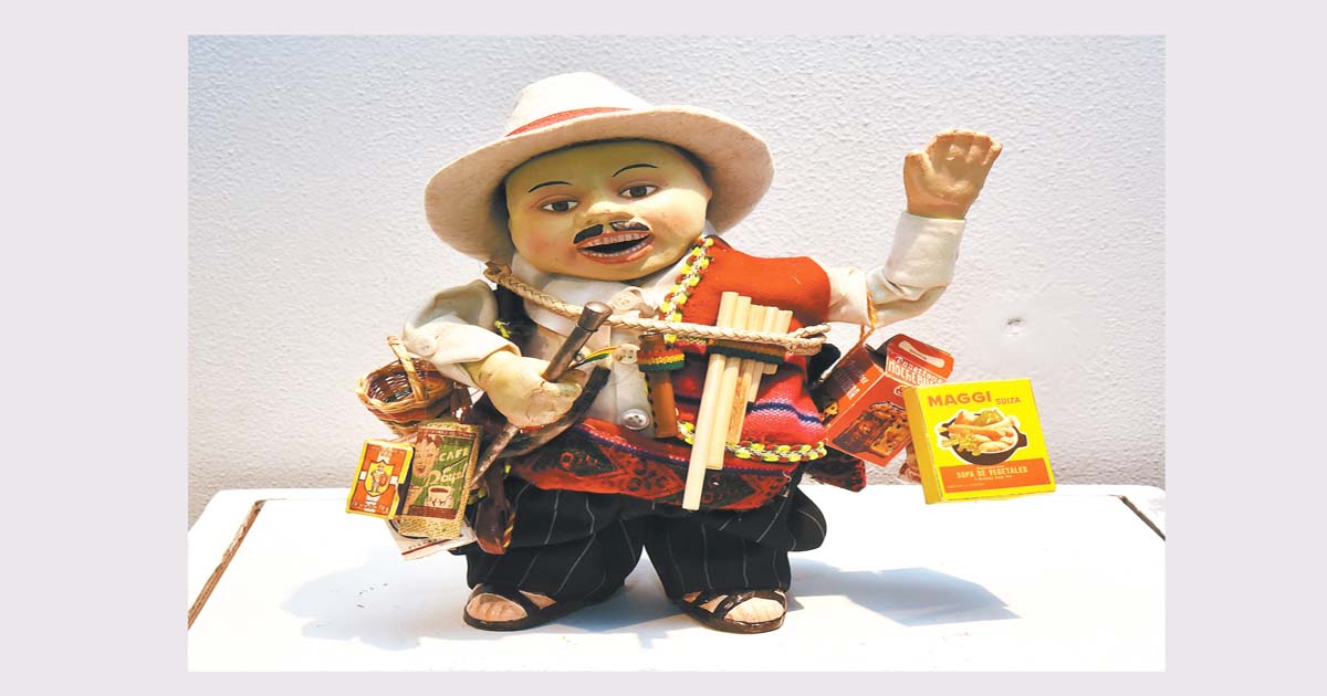 El Ekeko en su última fase; con su típico k’epi en la fiesta de la Alasita del 24 de enero.