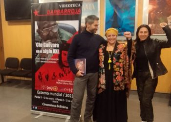 El director del documental, Walter Uliano, junto a la ministra de la Presidencia, María Nela Prada y Gabriela Córdova de la Videoteca Barbarroja, la semana pasada en la Cinemateca Boliviana. Foto: Videoteca Barbarroja.