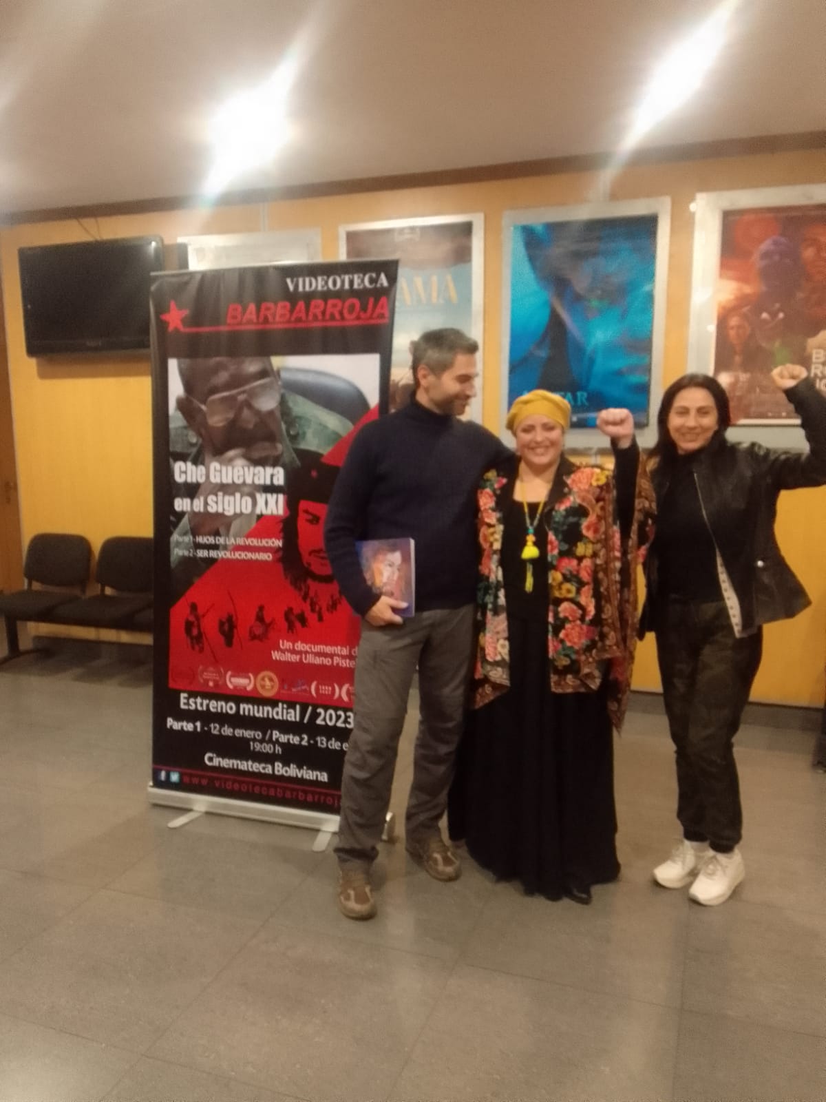 El director del documental, Walter Uliano, junto a la ministra de la Presidencia, María Nela Prada y Gabriela Córdova de la Videoteca Barbarroja, la semana pasada en la Cinemateca Boliviana. Foto: Videoteca Barbarroja.