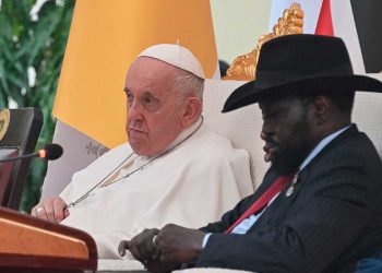 el_papa_junto_a_salva_kiir.jpg