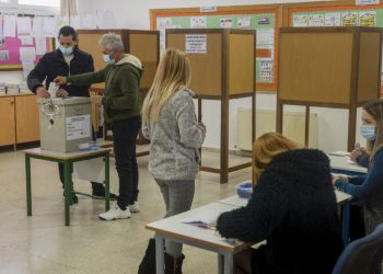 Un hombre deposita su voto en una urna en Pafos, Chipre, el 5 de febrero de 2023. Foto: AFP.