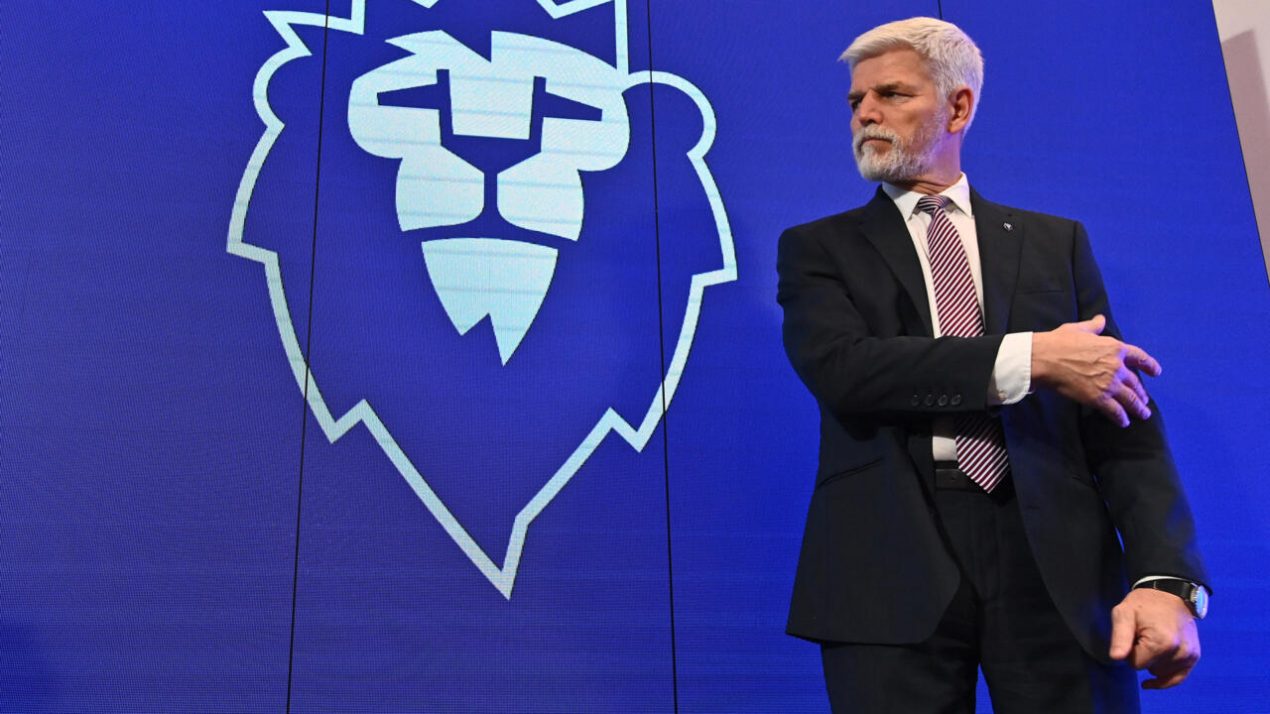 El candidato Petr Pavel se dispone a dar un discurso al término de la primera vuelta de las elecciones presidenciales checas, el 14 de enero de 2023 en Praga. Foto: AFP.