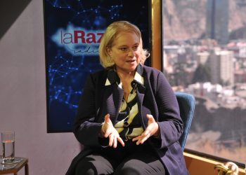 Hélène Roos, embajadora de Francia en Bolivia, en el streaming de Piedra, Papel y Tinta del Streaming de La Razón, el jueves 7 de julio de 2022. Foto: Oswaldo Aguirre.