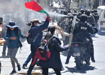 Maestros urbanos y policías protagonizan enfrentamientos. Foto: Rodwy Cazón