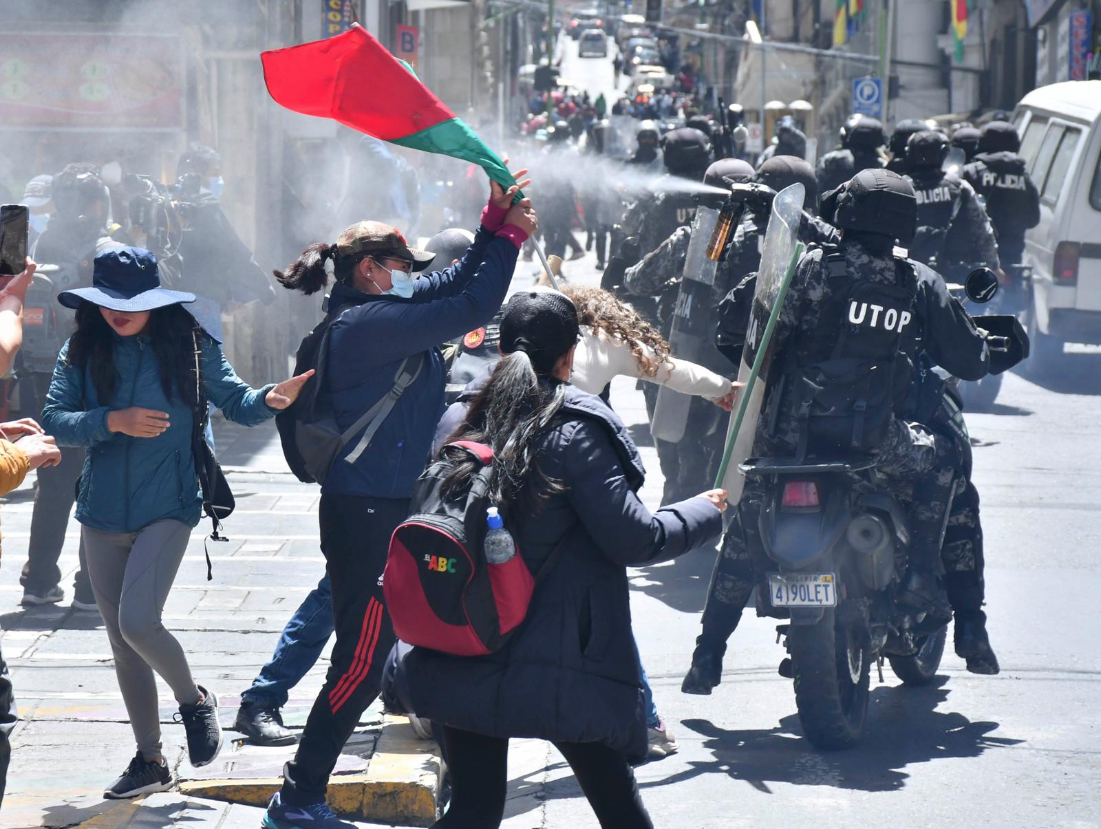 Maestros urbanos y policías protagonizan enfrentamientos. Foto: Rodwy Cazón