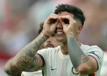 Enzo Fernández, a la caza del cinturón de doble campeón del mundo