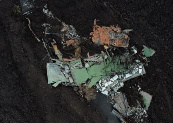 Unas casas cubiertas por la lava del volcán Cumbre Vieja en La Laguna, en la isla canaria de La Palma, en una imagen del 16 de diciembre de 2021. Foto: AFP.