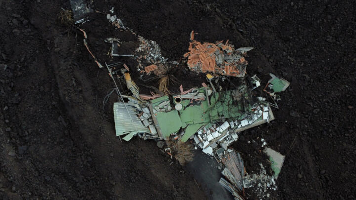 Unas casas cubiertas por la lava del volcán Cumbre Vieja en La Laguna, en la isla canaria de La Palma, en una imagen del 16 de diciembre de 2021. Foto: AFP.