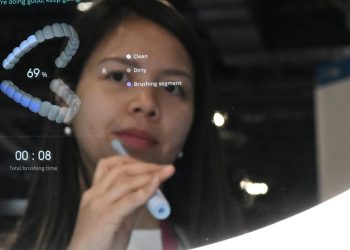La representante de Baracoda demuestra cómo funciona un prototipo de espejo conectado, durante el CES 2023 en Las Vegas. Foto: AFP.