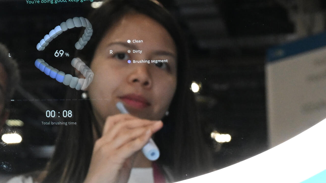 La representante de Baracoda demuestra cómo funciona un prototipo de espejo conectado, durante el CES 2023 en Las Vegas. Foto: AFP.
