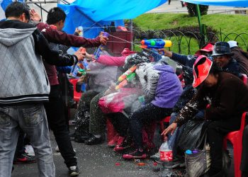 Jóvenes juegan con espumas en el Carnaval paceño. Foto: Archivo