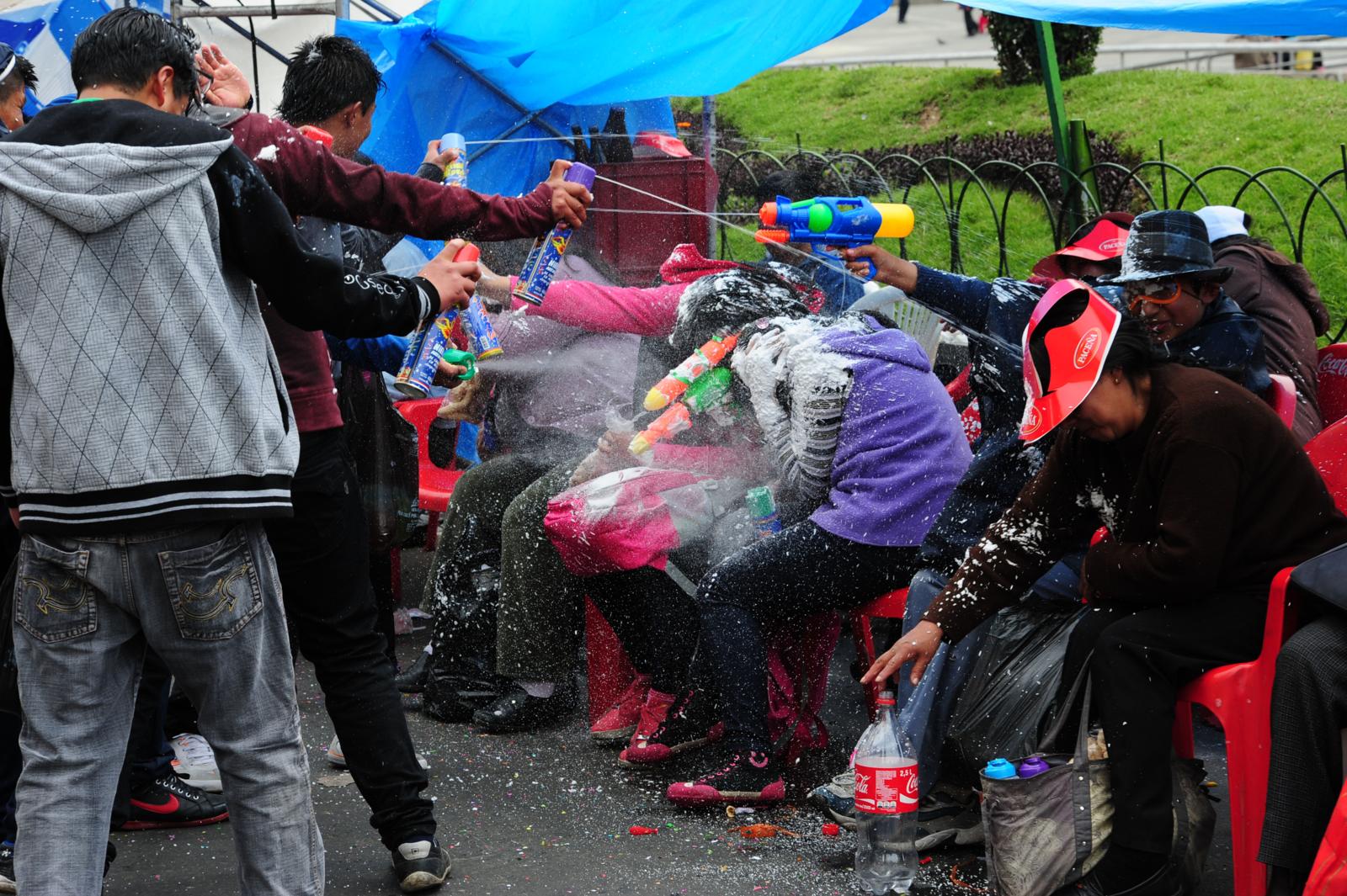 Jóvenes juegan con espumas en el Carnaval paceño. Foto: Archivo