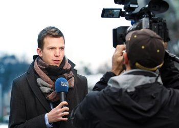 Un reportero de la cadena Euronews. Foto: YouTube.