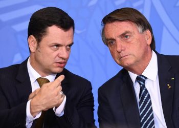 El expresidente de Brasil, Jair Bolsonaro (D), y el que fuera uno de sus ministros de Justicia, Anderson Torres (I), el 27 de junio de 2022 en Brasilia. Foto: AFP.