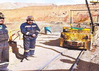 Trabajos en la minera Colquiri para explotar el zinc.