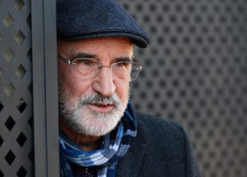 Fernando Aramburu posa para la cámara durante la presentación de su último libro, 'Hijos de la fábula', el 1 de febrero de 2023 en Madrid. Foto: AFP.