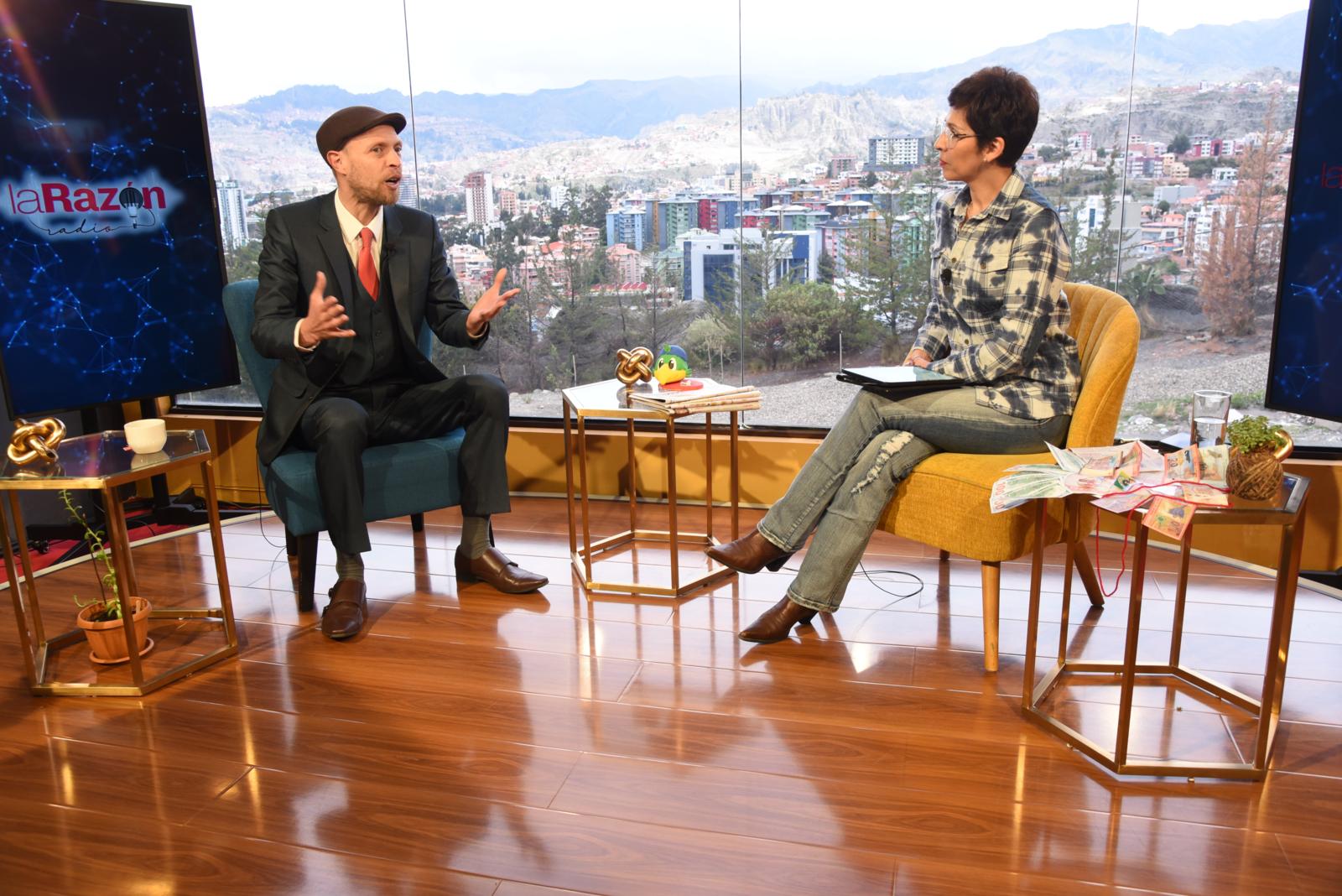 Fernando Cervantes y Claudia Benavente, en Piedra, papel y tinta. Foto: La Razón.