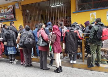 En el colegio Germán Busch padres de familia madrugaron para conseguir un cupo. Foto: Pedro Luna