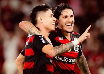 Flamengo golea 8-0 al Vitória y sigue lider del Brasileirao