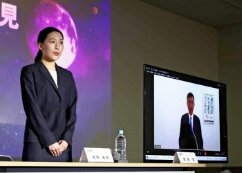 Los elegidos por jaxa: Ayu Yoneda y, en la pantalla de la derecha está Makoto Suwa. Foto: The Japan News.