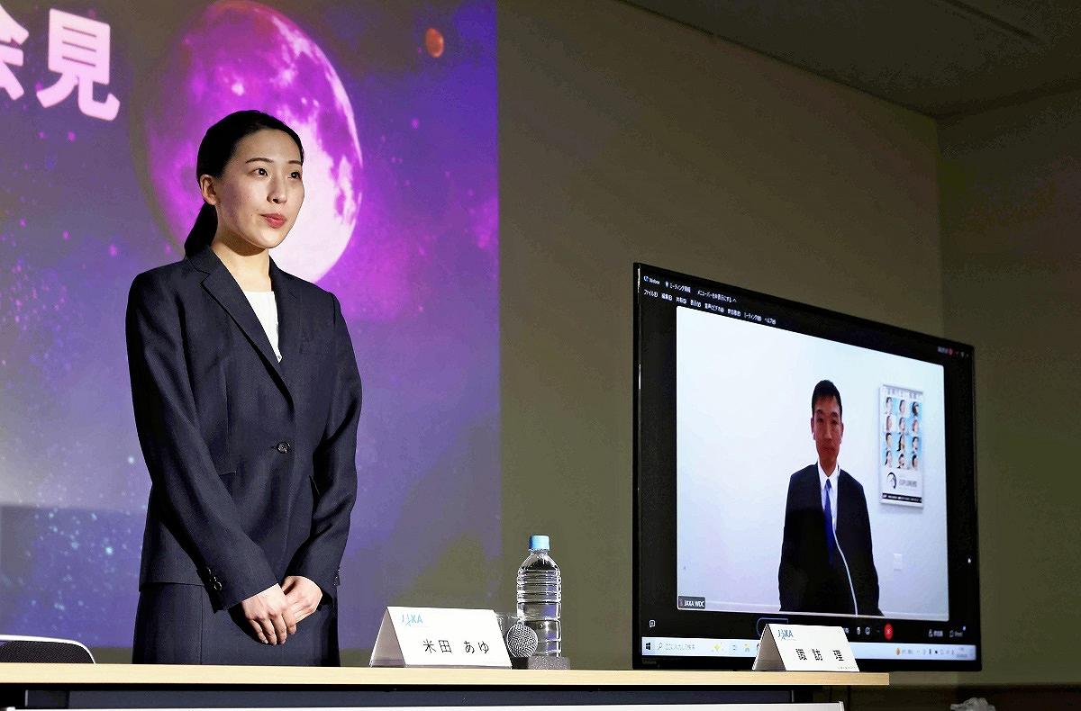 Los elegidos por jaxa: Ayu Yoneda y, en la pantalla de la derecha está Makoto Suwa. Foto: The Japan News.