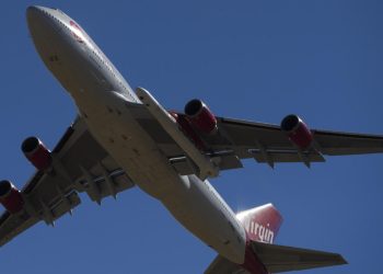 El avión modificado Boeing 747-400 de Virgin Orbit "Cosmic Girl" vuela con el cohete LauncherOne a bordo el 17 de enero de 2021 en Mojave (California, EEUU). Foto: AFP.