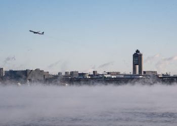 Vapor de agua en el puerto de Boston debido a temperaturas extremadamente frías, el 4 de febrero de 2023. Foto: AFP.