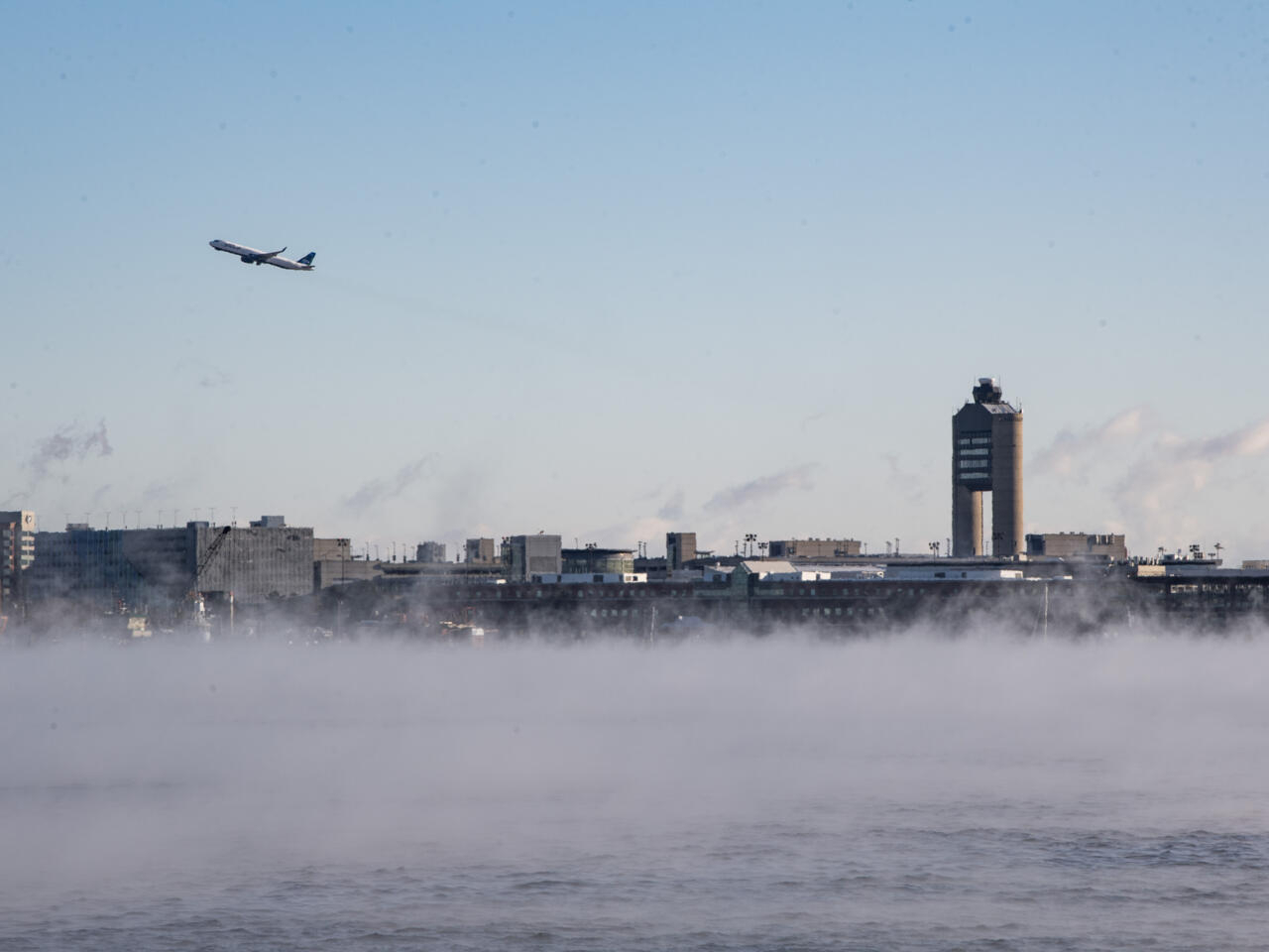 Vapor de agua en el puerto de Boston debido a temperaturas extremadamente frías, el 4 de febrero de 2023. Foto: AFP.