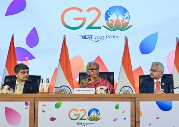 La ministra india de Finanzas Nirmala Sitaram (centro) en una rueda de prensa en el G20 Finanzas, el 25 de febrero de 2023 en Bangalore, India. Foto: AFP.