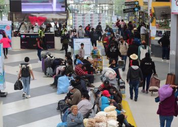 Varias personas esperan en la terminal que habiliten las salidas. Foto: Archivo La Razón
